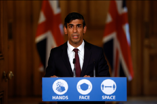 2020 年，时任英国财政大臣里希・苏纳克在虚拟新闻发布会上介绍他的冬季经济和就业支持计划。