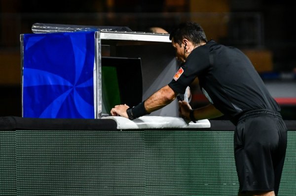 网上在线炒股配资 媒体人：业余联赛都有VAR，中甲中乙没有，省钱不能总省到刀刃上